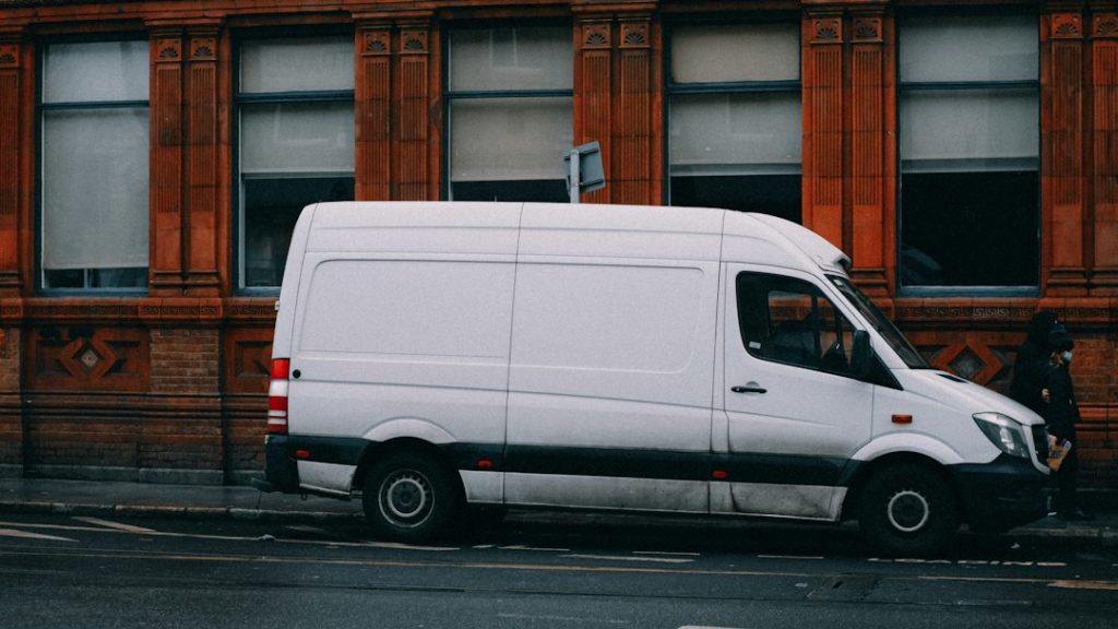 Camionnette utilitaire blanche, photo générique